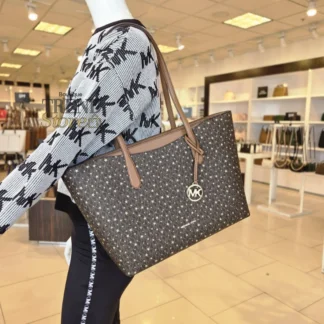 Cartera Michael Kors Arden Large tote Signature original Trendstore Chile compra segura Michael Kors Arden large tote bag vista frontal logo estampado envío a todo Chile Detalle logo Signature cartera Michael Kors grande mujer original Trendstore Chile Bolso Michael Kors Arden tote grande con herrajes dorados original Chile Vista lateral cartera Michael Kors Arden large elegante mujer diseño premium Chile Interior cartera Michael Kors Arden tote bolsillo cierre original Trendstore Chile Tote Michael Kors grande mujer original envío seguro Chile