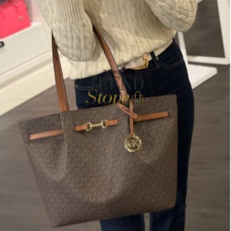 Cartera Michael Kors Carson Large tote logo Signature original Trendstore Chile compra segura Michael Kors tote bag grande mujer vista frontal lona logo envío a todo Chile Detalle logo Signature y herrajes dorados cartera Michael Kors original Chile Cartera Michael Kors grande con compartimentos interiores mujer Trendstore Chile Vista lateral bolso Michael Kors Carson Large tote uso diario elegante Chile Interior cartera Michael Kors bolsillo central con cierre organización mujer Chile Bolso Michael Kors tote grande premium mujer original envío seguro Chile