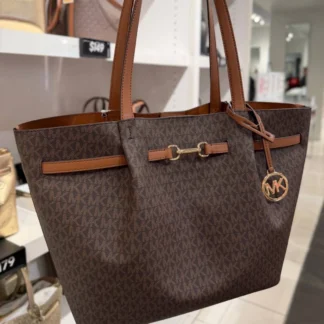 Cartera Michael Kors Carson Large tote logo Signature original Trendstore Chile compra segura Michael Kors tote bag grande mujer vista frontal lona logo envío a todo Chile Detalle logo Signature y herrajes dorados cartera Michael Kors original Chile Cartera Michael Kors grande con compartimentos interiores mujer Trendstore Chile Vista lateral bolso Michael Kors Carson Large tote uso diario elegante Chile Interior cartera Michael Kors bolsillo central con cierre organización mujer Chile Bolso Michael Kors tote grande premium mujer original envío seguro Chile