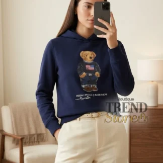 polerón polo ralph lauren polo bear american flag mujer trendstore chile original • hoodie polo bear bandera usa ralph lauren vista frontal compra segura chile • detalle estampado polo bear bandera americana ralph lauren mujer exclusivo chile • polerón ralph lauren mujer capucha bolsillos laterales vista lateral chile • textura algodón polerón polo ralph lauren premium trendstore chile • polerón mujer look casual elegante polo bear icónico chile exclusivo • hoodie ralph lauren mujer outfit moderno diseño clásico chile compra online • polerón polo ralph lauren original mujer envío a todo chile trendstore