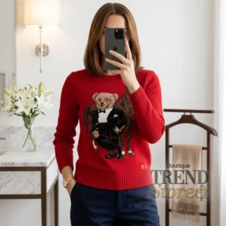 sweater polo ralph lauren polo bear lunar new year 2026 mujer trendstore chile original • sweater polo bear año del caballo ralph lauren vista frontal compra segura chile • detalle tejido intarsia polo bear caballo diseño exclusivo chile • sweater ralph lauren mujer cuello redondo vista lateral envío chile • textura mezcla lana algodón cashmere sweater premium trendstore chile • sweater mujer edición especial polo bear lunar new year chile exclusivo • sweater ralph lauren mujer outfit elegante diseño icónico chile compra online • sweater polo ralph lauren original mujer envío a todo chile trendstore