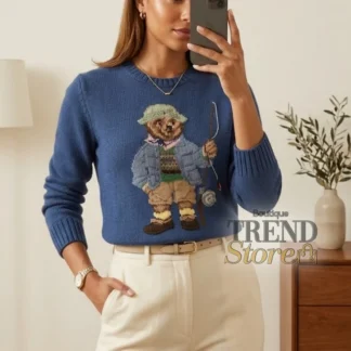 • sweater polo ralph lauren polo bear fishing mujer trendstore chile original • sweater polo bear pesca ralph lauren vista frontal compra segura chile • detalle intarsia polo bear fishing algodón mujer exclusivo chile • sweater ralph lauren mujer cuello redondo vista lateral envío chile • textura algodón sweater polo ralph lauren premium trendstore chile • sweater mujer look casual elegante diseño fishing chile exclusivo • sweater polo ralph lauren mujer outfit moderno diseño icónico chile compra online • sweater polo ralph lauren original mujer envío a todo chile trendstore
