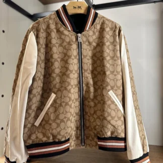 Chaqueta Coach marrón logo estampado mujer original Trendstore Chile compra segura Chaqueta Coach oversize mujer elegante envío a todo Chile Detalle logo estampado chaqueta Coach original Chile Chaqueta Coach café mujer look urbano premium Trendstore Chile Vista frontal chaqueta Coach mujer oversize original Chile Detalle cierre y bolsillos chaqueta Coach mujer Trendstore Chile Chaqueta Coach mujer original envío seguro Chile