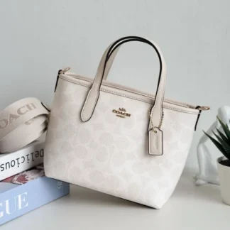 Cartera Coach City Mini Tote Signature Canvas original Trendstore Chile compra segura Coach mini tote mujer Gold White Chalk envío a todo Chile Detalle lona Signature Coach mini tote original Chile Bolso Coach City Mini Tote pequeño elegante mujer Trendstore Chile Vista lateral cartera Coach mini tote crossbody mujer original Chile Interior bolso Coach City Mini Tote compacto organización Trendstore Chile Mini tote Coach mujer original envío seguro Chile