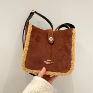 Cartera Coach Hadley Shoulder Bag gamuza shearling original Trendstore Chile compra segura Coach Hadley bolso vintage brown multi vista frontal envío a todo Chile Detalle gamuza shearling cartera Coach Hadley original mujer Trendstore Chile Bolso Coach Hadley crossbody mujer diseño elegante invierno Chile Vista lateral cartera Coach Hadley gamuza premium mujer original Chile Interior bolso Coach Hadley bolsillos multifuncionales original Trendstore Chile Cartera Coach gamuza shearling mujer original envío seguro Chile
