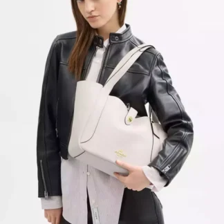 Cartera Coach Hadley Turnlock Tote blanca cuero original Trendstore Chile compra segura Coach Hadley tote blanco mujer vista frontal elegante envío a todo Chile Detalle cuero blanco cierre turnlock Coach original Trendstore Chile Bolso Coach Hadley tote mujer blanco diseño minimalista premium Chile Vista lateral cartera Coach Hadley blanca elegante mujer original Chile Interior bolso Coach Hadley bolsillo con cierre organización Trendstore Chile Tote Coach blanco mujer original envío seguro Chile