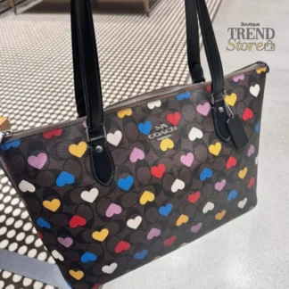 Cartera Coach Gallery Tote heart print original Trendstore Chile compra segura Coach Gallery Tote café negro corazones mujer envío a todo Chile Detalle heart print Signature Canvas Coach original Trendstore Chile Bolso Coach Gallery Tote mujer diseño elegante con corazones Chile Vista lateral cartera Coach tote café negro mujer original Chile Interior bolso Coach Gallery Tote compartimentos originales Trendstore Chile Tote Coach mujer original envío seguro Chile
