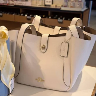 Cartera Coach Hadley Turnlock Tote blanca cuero original Trendstore Chile compra segura Coach Hadley tote blanco mujer vista frontal elegante envío a todo Chile Detalle cuero blanco cierre turnlock Coach original Trendstore Chile Bolso Coach Hadley tote mujer blanco diseño minimalista premium Chile Vista lateral cartera Coach Hadley blanca elegante mujer original Chile Interior bolso Coach Hadley bolsillo con cierre organización Trendstore Chile Tote Coach blanco mujer original envío seguro Chile