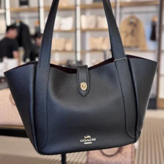 Cartera Coach Hadley Turnlock Tote blanca cuero original Trendstore Chile compra segura Coach Hadley tote blanco mujer vista frontal elegante envío a todo Chile Detalle cuero blanco cierre turnlock Coach original Trendstore Chile Bolso Coach Hadley tote mujer blanco diseño minimalista premium Chile Vista lateral cartera Coach Hadley blanca elegante mujer original Chile Interior bolso Coach Hadley bolsillo con cierre organización Trendstore Chile Tote Coach blanco mujer original envío seguro Chile