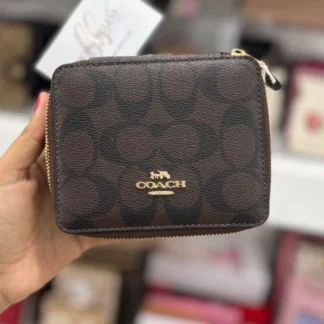 El Coach Large Jewelry Box en Signature Canvas es un accesorio sofisticado y funcional, ideal para organizar tus joyas con elegancia. Disponible en Trendstore Chile, este modelo combina el diseño icónico de la marca con una estructura compacta y práctica. Confeccionado en lona recubierta tipo PVC con estampado Signature, ofrece resistencia, durabilidad y fácil limpieza. Su formato compacto lo hace perfecto tanto para uso diario como para llevar en viajes, manteniendo tus accesorios protegidos y organizados. Cuenta con cierre superior con cremallera para mayor seguridad. En su interior, incluye múltiples compartimentos diseñados para distintas piezas: espacio para anillos, espejo integrado y compartimentos libres para guardar collares, aros u otros accesorios. Su diseño elegante lo convierte también en una excelente opción de regalo. Detalles del producto: Tipo: joyero / organizador de joyas Material: lona recubierta PVC con estampado Signature Medidas: 12,7 cm (largo) x 10,2 cm (alto) x 5,1 cm (profundidad) Cierre superior con cremallera Interior: 7 espacios para anillos Incluye espejo interior 3 compartimentos libres Diseño compacto y portátil En Trendstore Chile ofrecemos productos 100% originales, con compra segura y envíos a todo Chile.