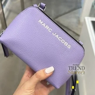bolso marc jacobs crossbody small lila cuero mujer trendstore chile original • mini bolso marc jacobs lila vista frontal compra segura chile • detalle cuero bolso marc jacobs small crossbody mujer exclusivo chile • bolso cruzado marc jacobs lila vista lateral correa ajustable chile • interior bolso marc jacobs con bolsillos tarjetas vista detalle chile • bolso mujer pequeño elegante lila marc jacobs chile exclusivo • bolso marc jacbs mujer uso diario compacto premium compra online chile • bolso marc jacobs original mujer envío a todo chile trendstore