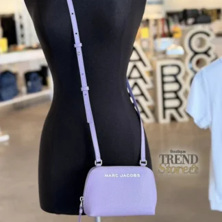 bolso marc jacobs crossbody small lila cuero mujer trendstore chile original • mini bolso marc jacobs lila vista frontal compra segura chile • detalle cuero bolso marc jacobs small crossbody mujer exclusivo chile • bolso cruzado marc jacobs lila vista lateral correa ajustable chile • interior bolso marc jacobs con bolsillos tarjetas vista detalle chile • bolso mujer pequeño elegante lila marc jacobs chile exclusivo • bolso marc jacbs mujer uso diario compacto premium compra online chile • bolso marc jacobs original mujer envío a todo chile trendstore