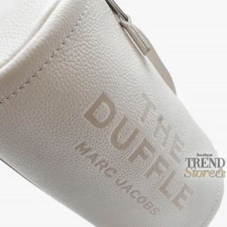 cartera marc jacobs duffle bag cuero blanco crema mujer trendstore chile original • bolso marc jacobs blanco crema vista frontal compra segura chile • detalle cuero cartera marc jacobs tono claro mujer exclusivo chile • cartera marc jacobs blanco crema vista lateral correa ajustable envío chile • interior bolso marc jacobs con bolsillo cierre vista detalle chile • cartera mujer elegante blanco crema marc jacobs uso diario chile exclusivo • bolso marc jacobs mujer formato compacto premium compra online chile