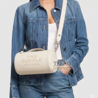 cartera marc jacobs duffle bag cuero blanco crema mujer trendstore chile original • bolso marc jacobs blanco crema vista frontal compra segura chile • detalle cuero cartera marc jacobs tono claro mujer exclusivo chile • cartera marc jacobs blanco crema vista lateral correa ajustable envío chile • interior bolso marc jacobs con bolsillo cierre vista detalle chile • cartera mujer elegante blanco crema marc jacobs uso diario chile exclusivo • bolso marc jacobs mujer formato compacto premium compra online chile