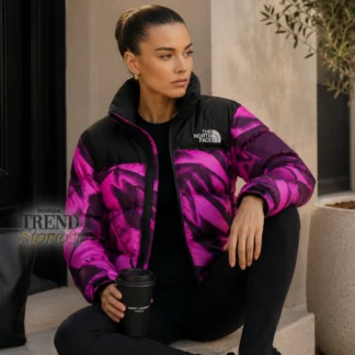 La chaqueta The North Face 1996 Retro Nuptse en versión Violet Crocus Garment Fold Print es una reinterpretación moderna de uno de los modelos más icónicos de la marca. Disponible en Trendstore Chile, esta prenda combina diseño llamativo con alto rendimiento térmico, ideal para quienes buscan destacar sin renunciar a la funcionalidad. Confeccionada en nylon resistente con acabado repelente al agua, esta chaqueta ofrece protección frente a condiciones climáticas variables, manteniendo confort y durabilidad. Su estructura incorpora el característico diseño acolchado en paneles oversize, sello distintivo del modelo Nuptse desde 1996. El aislamiento de pluma de ganso con relleno 700 (700-fill power) proporciona una excelente retención del calor, permitiendo mantener la temperatura corporal en climas fríos sin añadir peso excesivo. Su calce regular facilita el uso de capas, adaptándose a distintos estilos y necesidades. Este modelo incluye capucha oculta que puede guardarse en el cuello, cierre frontal resistente, bolsillos laterales con cierre y sistema de guardado compacto en uno de sus bolsillos, ideal para transporte y viajes. El diseño Violet Crocus Garment Fold Print aporta un acabado visual único, elevando la prenda a un nivel más fashionista sin perder su esencia técnica. Es perfecta tanto para looks urbanos como para uso outdoor, logrando un equilibrio entre estilo y rendimiento. Medidas aproximadas: • Largo centro espalda: 60,3 cm Disponible en Trendstore Chile, esta chaqueta original de The North Face es ideal para mujeres que buscan una prenda exclusiva, icónica y funcional, con la confianza de una compra segura y envíos a todo Chile.