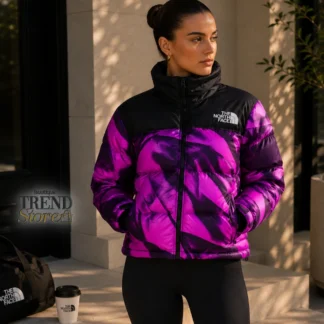 La chaqueta The North Face 1996 Retro Nuptse en versión Violet Crocus Garment Fold Print es una reinterpretación moderna de uno de los modelos más icónicos de la marca. Disponible en Trendstore Chile, esta prenda combina diseño llamativo con alto rendimiento térmico, ideal para quienes buscan destacar sin renunciar a la funcionalidad. Confeccionada en nylon resistente con acabado repelente al agua, esta chaqueta ofrece protección frente a condiciones climáticas variables, manteniendo confort y durabilidad. Su estructura incorpora el característico diseño acolchado en paneles oversize, sello distintivo del modelo Nuptse desde 1996. El aislamiento de pluma de ganso con relleno 700 (700-fill power) proporciona una excelente retención del calor, permitiendo mantener la temperatura corporal en climas fríos sin añadir peso excesivo. Su calce regular facilita el uso de capas, adaptándose a distintos estilos y necesidades. Este modelo incluye capucha oculta que puede guardarse en el cuello, cierre frontal resistente, bolsillos laterales con cierre y sistema de guardado compacto en uno de sus bolsillos, ideal para transporte y viajes. El diseño Violet Crocus Garment Fold Print aporta un acabado visual único, elevando la prenda a un nivel más fashionista sin perder su esencia técnica. Es perfecta tanto para looks urbanos como para uso outdoor, logrando un equilibrio entre estilo y rendimiento. Medidas aproximadas: • Largo centro espalda: 60,3 cm Disponible en Trendstore Chile, esta chaqueta original de The North Face es ideal para mujeres que buscan una prenda exclusiva, icónica y funcional, con la confianza de una compra segura y envíos a todo Chile.