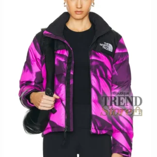 chaqueta the north face nuptse violet crocus print mujer trendstore chile original • chaqueta pluma 700 fill nuptse print vista frontal compra segura chile • detalle estampado violet crocus nuptse the north face mujer exclusivo chile • chaqueta the north face mujer bolsillos cierre vista lateral envío chile • textura nylon repelente agua nuptse jacket premium trendstore chile • chaqueta mujer abrigo invierno urbano print exclusivo chile • chaqueta the north face mujer plegable bolsillo transporte chile • chaqueta the north face original mujer envío a todo chile trendstore