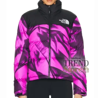 chaqueta the north face nuptse violet crocus print mujer trendstore chile original • chaqueta pluma 700 fill nuptse print vista frontal compra segura chile • detalle estampado violet crocus nuptse the north face mujer exclusivo chile • chaqueta the north face mujer bolsillos cierre vista lateral envío chile • textura nylon repelente agua nuptse jacket premium trendstore chile • chaqueta mujer abrigo invierno urbano print exclusivo chile • chaqueta the north face mujer plegable bolsillo transporte chile • chaqueta the north face original mujer envío a todo chile trendstore