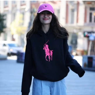 gorro Pink Pony Twill Ball Cap Ralph Lauren algodón unisex original Trendstore Chile compra segura envío a todo Chile vista frontal logo bordado gorra Ralph Lauren Pink Pony original algodón unisex disponible en Trendstore Chile detalle visera bordado exclusivo Chile envío nacional gorro Pink Pony Ralph Lauren unisex algodón premium original venta en Chile Trendstore vista lateral ajuste trasero compra segura detalle bordado Pink Pony gorro Ralph Lauren algodón original unisex exclusivo Trendstore Chile envío a todo Chile gorra Ralph Lauren Pink Pony algodón unisex original Chile Trendstore vista trasera cierre ajustable compra segura gorro Pink Pony Twill Ball Cap Ralph Lauren original unisex algodón premium Trendstore Chile uso diario estilo exclusivo envío Chile gorra Ralph Lauren Pink Pony original algodón unisex Chile Trendstore detalle costuras y ventilación compra segura envío naciona