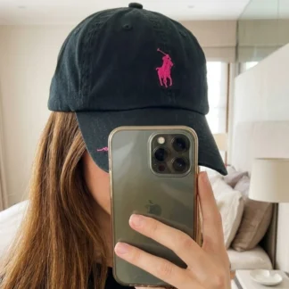 gorro Pink Pony Twill Ball Cap Ralph Lauren algodón unisex Trendstore Chile vista frontal logo bordado gorro Ralph Lauren Pink Pony original algodón ajustable unisex venta en Chile Trendstore detalle visera bordada gorro Pink Pony Ralph Lauren Chile algodón premium unisex exclusivo Trendstore vista lateral logo detalle bordado Pink Pony gorro Ralph Lauren algodón unisex original disponible en Trendstore Chile