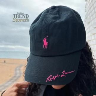 gorro Pink Pony Twill Ball Cap Ralph Lauren algodón unisex Trendstore Chile vista frontal logo bordado gorro Ralph Lauren Pink Pony original algodón ajustable unisex venta en Chile Trendstore detalle visera bordada gorro Pink Pony Ralph Lauren Chile algodón premium unisex exclusivo Trendstore vista lateral logo detalle bordado Pink Pony gorro Ralph Lauren algodón unisex original disponible en Trendstore Chile