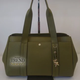 La cartera Michael Kors modelo Romee en color VERDE es una pieza que combina elegancia, funcionalidad y diseño atemporal en un formato amplio y estructurado. Disponible en Trendstore Chile, este tote está pensado para mujeres que buscan una cartera versátil, ideal tanto para el trabajo como para el uso diario. Confeccionada en cuero natural de grano fino, ofrece una textura resistente y un acabado premium que mantiene su forma con el paso del tiempo. Su estructura rígida aporta presencia y sofisticación, elevando cualquier outfit con un look pulido. Su tamaño amplio permite transportar documentos y objetos de formato A4, convirtiéndola en una excelente opción para jornadas laborales, estudios o salidas donde necesitas espacio sin perder estilo. El compartimento principal facilita la organización de esenciales, manteniendo practicidad y comodidad. Las asas superiores permiten llevarla cómodamente al hombro o en la mano, adaptándose a distintas formas de uso. Su diseño limpio y minimalista en color negro la convierte en un básico imprescindible, fácil de combinar con cualquier look, desde casual hasta más formal. Medidas aproximadas: • Largo: 39 cm • Alto: 25 cm • Ancho: 19 cm Disponible en Trendstore Chile, esta cartera original de Michael Kors es ideal para mujeres que buscan una pieza elegante, funcional y duradera, con la confianza de una compra segura y envíos a todo Chile.