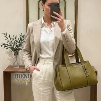 La cartera Michael Kors modelo Romee en color VERDE es una pieza que combina elegancia, funcionalidad y diseño atemporal en un formato amplio y estructurado. Disponible en Trendstore Chile, este tote está pensado para mujeres que buscan una cartera versátil, ideal tanto para el trabajo como para el uso diario. Confeccionada en cuero natural de grano fino, ofrece una textura resistente y un acabado premium que mantiene su forma con el paso del tiempo. Su estructura rígida aporta presencia y sofisticación, elevando cualquier outfit con un look pulido. Su tamaño amplio permite transportar documentos y objetos de formato A4, convirtiéndola en una excelente opción para jornadas laborales, estudios o salidas donde necesitas espacio sin perder estilo. El compartimento principal facilita la organización de esenciales, manteniendo practicidad y comodidad. Las asas superiores permiten llevarla cómodamente al hombro o en la mano, adaptándose a distintas formas de uso. Su diseño limpio y minimalista en color negro la convierte en un básico imprescindible, fácil de combinar con cualquier look, desde casual hasta más formal. Medidas aproximadas: • Largo: 39 cm • Alto: 25 cm • Ancho: 19 cm Disponible en Trendstore Chile, esta cartera original de Michael Kors es ideal para mujeres que buscan una pieza elegante, funcional y duradera, con la confianza de una compra segura y envíos a todo Chile.