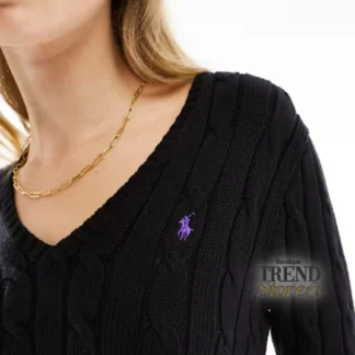 sweater polo ralph lauren cable knit v neck mujer trendstore chile original • sweater ralph lauren algodón trenzado vista frontal compra segura chile • detalle tejido cable sweater polo ralph lauren mujer exclusivo chile • sweater ralph lauren cuello v vista lateral envío a todo chile • textura algodón sweater polo ralph lauren premium trendstore chile • sweater mujer elegante estilo clásico collegiate chile exclusivo • sweater polo ralph lauren mujer outfit moderno versátil compra online chile • sweater polo ralph lauren original mujer envío a todo chile trendstore