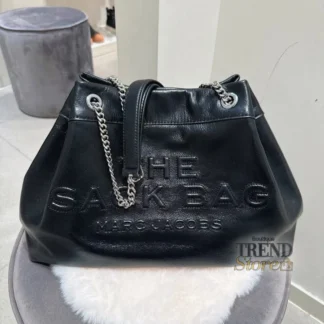cartera marc jacobs large chain sack bag negra cuero mujer trendstore chile original • bolso marc jacobs negro grande cadena vista frontal compra segura chile • detalle cadena metálica cartera marc jacobs mujer exclusivo chile • cartera marc jacobs negra vista lateral tamaño a4 envío a todo chile • textura cuero liso cartera marc jacobs premium trendstore chile • cartera mujer elegante negra grande marc jacobs uso diario chile exclusivo • bolso marc jacobs mujer amplio premium compra online chile • cartera marc jacobs original mujer envío a todo chile trendstore