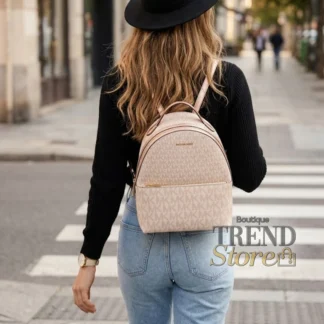 combina un diseño contemporáneo con detalles premium que la convierten en el complemento ideal para el día a día. Está confeccionada en lona revestida con logo estampado exclusivo en diseño bicolor, aportando resistencia, durabilidad y una estética sofisticada. Sus acabados metálicos en tono dorado elevan aún más su diseño, entregando un look elegante y moderno. En su interior, cuenta con espacio funcional pensado para organizar tus esenciales, incluyendo compartimentos ideales para objetos personales y dispositivos como tablet. El bolsillo frontal exterior con cierre permite acceso rápido a artículos pequeños, manteniéndolos siempre a mano. Las correas traseras ajustables permiten adaptar el calce cómodamente, brindando soporte ideal para uso diario, trayectos urbanos o escapadas de fin de semana. Detalles del producto: Tipo: mochila mujer Material: 69% lona revestida, 17% poliéster, 1% poliuretano Ribete: 100% poliuretano Forro: 100% poliéster Medidas: 24,1 cm (ancho) x 31,1 cm (alto) x 12,7 cm (profundidad) Asa superior: 3,8 cm Herrajes en tono dorado Cierre superior con cremallera Bolsillo frontal exterior con cierre Bolsillo interior trasero con cierre Correas traseras ajustables No incluye funda protectora Código de producto: 35F4G6HB6M En Trendstore Chile ofrecemos productos 100% originales, con compra segura y envíos a todo Chile.