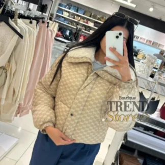 chaqueta puffer michael kors logo print sherpa mujer trendstore chile original • abrigo michael kors acolchado con sherpa vista frontal compra segura chile • detalle logo print michael kors chaqueta mujer exclusivo chile • chaqueta puffer mujer sherpa textura suave vista lateral envío chile • textura poliéster chaqueta michael kors invierno premium trendstore chile • abrigo mujer michael kors look moderno invierno chile exclusivo • chaqueta michael kors mujer cierre cremallera broches compra online chile • chaqueta michael kors original mujer envío a todo chile trendstore