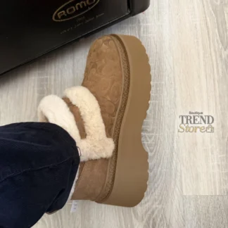 botines coach christina suede tobacco mujer trendstore chile original • botines coach plataforma lana vista frontal compra segura chile • detalle gamuza y lana botines coach mujer exclusivo chile • botines coach christina vista lateral suela eva envío chile • textura suede botines coach tobacco premium trendstore chile • botines mujer invierno comodos coach chile exclusivo • botines coach mujer plataforma liviana compra online chile • botines coach original mujer envío a todo chile trendstore