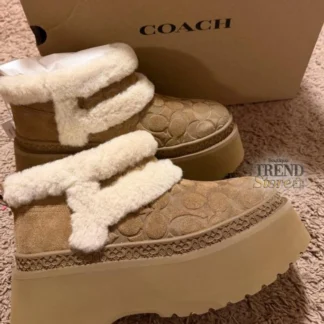 botines coach christina suede tobacco mujer trendstore chile original • botines coach plataforma lana vista frontal compra segura chile • detalle gamuza y lana botines coach mujer exclusivo chile • botines coach christina vista lateral suela eva envío chile • textura suede botines coach tobacco premium trendstore chile • botines mujer invierno comodos coach chile exclusivo • botines coach mujer plataforma liviana compra online chile • botines coach original mujer envío a todo chile trendstore