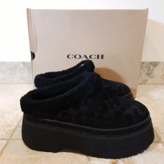 zuecos coach cecelia suede tobacco mujer trendstore chile original • zuecos coach plataforma lana vista frontal compra segura chile • detalle gamuza y lana zuecos coach mujer exclusivo chile • zuecos coach cecelia vista lateral suela eva envío chile • textura suede zuecos coach tobacco premium trendstore chile • zuecos mujer comodos invierno coach chile exclusivo • zuecos coach mujer plataforma liviana compra online chile • zuecos coach original mujer envío a todo chile trendstore
