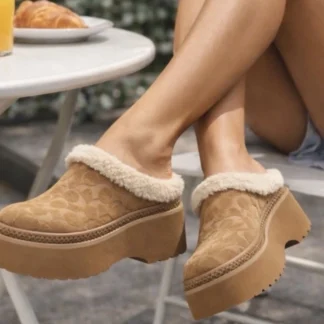 https://trendstore.cl/wpzuecos coach cecelia suede tobacco mujer trendstore chile original • zuecos coach plataforma lana vista frontal compra segura chile • detalle gamuza y lana zuecos coach mujer exclusivo chile • zuecos coach cecelia vista lateral suela eva envío chile • textura suede zuecos coach tobacco premium trendstore chile • zuecos mujer comodos invierno coach chile exclusivo • zuecos coach mujer plataforma liviana compra online chile • zuecos coach original mujer envío a todo chile trendstore