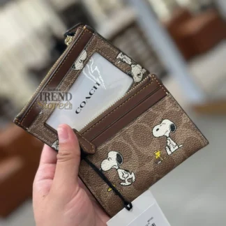 portadocumentos coach peanuts snoopy signature canela mujer trendstore chile original • tarjetero coach snoopy multicolor vista frontal compra segura chile • detalle estampado snoopy coach peanuts lona signature chile exclusivo • portadocumentos coach pequeño vista lateral compacto envío chile • textura lona signature coach snoopy premium trendstore chile • portadocumentos mujer compacto coach peanuts chile exclusivo • tarjetero coach mujer práctico compra online chile • portadocumentos coach original mujer envío a todo chile trendstore