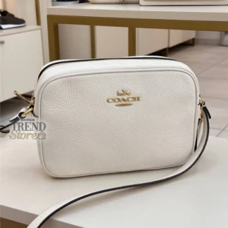 bolso coach jamie camera bag chalk mujer trendstore chile original • bolso coach cuero pebble blanco crema vista frontal compra segura chile • detalle cuero pebble bolso coach mujer exclusivo chile • bolso coach jamie crossbody vista lateral correa ajustable envío chile • interior bolso coach camera bag compartimentos vista detalle chile • bolso mujer elegante color chalk coach uso diario chile exclusivo • bolso coach mujer compacto premium compra online chile • bolso coach original mujer envío a todo chile trendstore