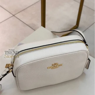 bolso coach jamie camera bag chalk mujer trendstore chile original • bolso coach cuero pebble blanco crema vista frontal compra segura chile • detalle cuero pebble bolso coach mujer exclusivo chile • bolso coach jamie crossbody vista lateral correa ajustable envío chile • interior bolso coach camera bag compartimentos vista detalle chile • bolso mujer elegante color chalk coach uso diario chile exclusivo • bolso coach mujer compacto premium compra online chile • bolso coach original mujer envío a todo chile trendstore