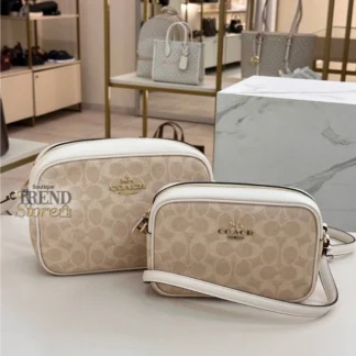 bolso coach jamie camera bag chalk mujer trendstore chile original • bolso coach cuero pebble blanco crema vista frontal compra segura chile • detalle cuero pebble bolso coach mujer exclusivo chile • bolso coach jamie crossbody vista lateral correa ajustable envío chile • interior bolso coach camera bag compartimentos vista detalle chile • bolso mujer elegante color chalk coach uso diario chile exclusivo • bolso coach mujer compacto premium compra online chile • bolso coach original mujer envío a todo chile trendstore