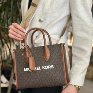 bolso michael kors mirella small signature logo mujer trendstore chile original • bolso crossbody michael kors mini tote vista frontal compra segura chile • detalle canvas signature bolso michael kors mujer exclusivo chile • bolso michael kors mirella vista lateral correa ajustable envío chile • interior bolso michael kors bolsillo organizador vista detalle chile • bolso mujer elegante michael kors uso diario chile exclusivo • bolso michael kors mini tote premium compra online chile • bolso michael kors original mujer envío a todo chile trendstore