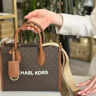 bolso michael kors mirella small signature logo mujer trendstore chile original • bolso crossbody michael kors mini tote vista frontal compra segura chile • detalle canvas signature bolso michael kors mujer exclusivo chile • bolso michael kors mirella vista lateral correa ajustable envío chile • interior bolso michael kors bolsillo organizador vista detalle chile • bolso mujer elegante michael kors uso diario chile exclusivo • bolso michael kors mini tote premium compra online chile • bolso michael kors original mujer envío a todo chile trendstore