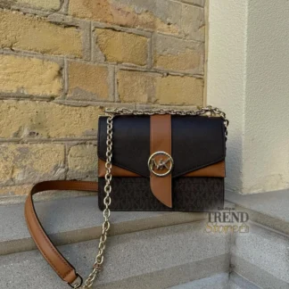 cartera michael kors greenwich signature logo mujer trendstore chile original • bolso crossbody michael kors logo print vista frontal compra segura chile • detalle cierre giratorio cartera michael kors mujer exclusivo chile • cartera michael kors greenwich vista lateral correa ajustable envío chile • interior cartera michael kors bolsillo cierre vista detalle chile • cartera mujer elegante michael kors uso diario chile exclusivo • bolso michael kors compacto premium compra online chile • cartera michael kors original mujer envío a todo chile trendstore