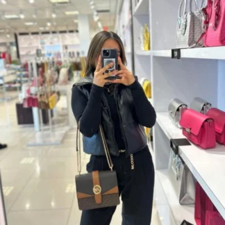 cartera michael kors greenwich signature logo mujer trendstore chile original • bolso crossbody michael kors logo print vista frontal compra segura chile • detalle cierre giratorio cartera michael kors mujer exclusivo chile • cartera michael kors greenwich vista lateral correa ajustable envío chile • interior cartera michael kors bolsillo cierre vista detalle chile • cartera mujer elegante michael kors uso diario chile exclusivo • bolso michael kors compacto premium compra online chile • cartera michael kors original mujer envío a todo chile trendstore