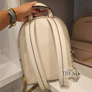 mochila michael kors slater medium crema multicolor mujer trendstore chile • mochila michael kors monograma signature compra segura chile • detalle logo michael kors backpack mujer exclusivo chile • mochila michael kors crema clara vista frontal envío chile • backpack michael kors mujer elegante casual chile exclusivo • mochila michael kors original mujer compra online chile • mochila michael kors urbana sofisticada trendstore chile • michael kors slater medium backpack envío seguro chile