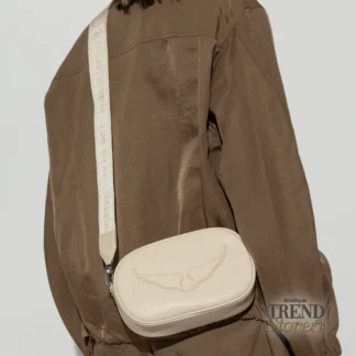 bolso zadig voltaire rock with you crema cuero mujer trendstore chile original • bolso zadig voltaire crema diseño alas vista frontal compra segura chile • detalle cuero texturizado bolso zadig voltaire mujer exclusivo chile • bolso rock with you crema vista lateral correa ajustable envío chile • interior bolso zadig voltaire compartimentos vista detalle chile • bolso mujer elegante crema estilo urbano zadig voltaire chile exclusivo • bolso zadig voltaire mujer uso diario premium compra online chile • bolso zadig voltaire original mujer envío a todo chile trendstore