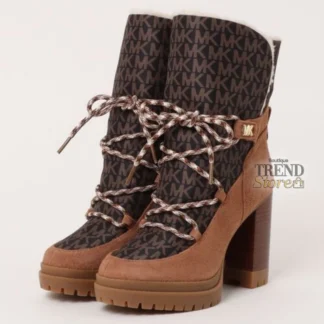 botas michael kors culver plataforma gamuza mujer trendstore chile original • botas michael kors tacón alto con plataforma vista frontal compra segura chile • detalle logo estampado botas michael kors mujer exclusivo chile • botas culver michael kors vista lateral suela goma envío chile • textura gamuza botas michael kors premium trendstore chile • botas mujer elegantes con plataforma michael kors outfit chile exclusivo • botas michael kors mujer look urbano sofisticado compra online chile • botas michael kors original mujer envío a todo chile trendstore
