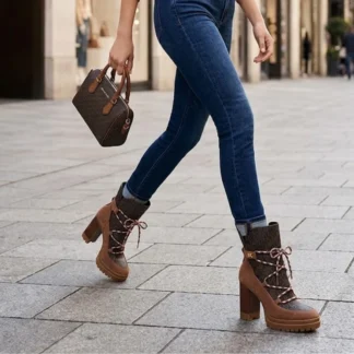 botas michael kors culver plataforma gamuza mujer trendstore chile original • botas michael kors tacón alto con plataforma vista frontal compra segura chile • detalle logo estampado botas michael kors mujer exclusivo chile • botas culver michael kors vista lateral suela goma envío chile • textura gamuza botas michael kors premium trendstore chile • botas mujer elegantes con plataforma michael kors outfit chile exclusivo • botas michael kors mujer look urbano sofisticado compra online chile • botas michael kors original mujer envío a todo chile trendstore