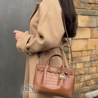 • cartera michael kors carson small satchel relieve cocodrilo trendstore chile original • bolso michael kors textura cocodrilo vista frontal compra segura chile • detalle relieve cocodrilo cartera michael kors mujer exclusivo chile • cartera michael kors carson vista lateral correa ajustable envío chile • interior bolso michael kors compartimento central vista detalle chile • cartera mujer elegante michael kors uso diario chile exclusivo • bolso michael kors satchel premium compra online chile • cartera michael kors original mujer envío a todo chile trendstore