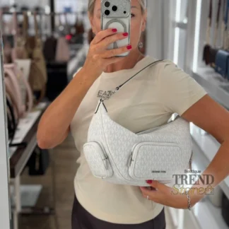 La cartera Michael Kors Merritt Convertible Medium con monograma Signature es un diseño moderno y funcional que combina estilo urbano con la elegancia clásica característica de Michael Kors. Disponible en Trendstore Chile, este modelo destaca por su silueta práctica y sofisticada, ideal para el uso diario. Confeccionada en lona recubierta con estampado Signature, ofrece una estructura resistente y ligera al mismo tiempo, manteniendo el look icónico y elegante de la marca. Sus detalles metálicos en tono plateado aportan un acabado mucho más moderno y versátil. El diseño incorpora múltiples bolsillos exteriores con cierre, incluyendo bolsillo frontal y bolsillos laterales, ideales para mantener los esenciales organizados y siempre al alcance. Gracias a su formato convertible, puede llevarse cómodamente al hombro o cruzada mediante su correa ajustable, adaptándose fácilmente a distintos estilos y ocasiones. Características principales: • Diseño monograma Signature Michael Kors • Formato convertible práctico y moderno • Apliques metálicos plateados • Bolsillo frontal con cierre • Dos bolsillos laterales con cierre • Interior amplio y funcional • Correa ajustable para hombro o crossbody • Estilo urbano elegante y versátil Medidas aproximadas: • Ancho: 31,7 cm • Alto: 21 cm • Profundidad: 11,4 cm • Caída del asa: 30,4 cm • Correa ajustable: 50,8 cm – 58,4 cm Composición: • 89,4% lona recubierta • 9,6% poliéster • 1% poliuretano • Ribetes: 60% poliuretano / 40% poliéster • Forro: 100% poliéster Su tamaño mediano y diseño funcional la convierten en una cartera perfecta para acompañar jornadas largas, viajes, oficina o looks casuales mucho más sofisticados. Disponible en Trendstore Chile, esta cartera original de Michael Kors es ideal para mujeres que buscan accesorios modernos, exclusivos y prácticos, con compra segura y envíos a todo Chile.