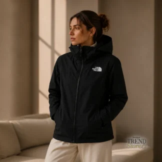 La chaqueta The North Face Toro Peak Triclimate para mujer es una prenda técnica y versátil diseñada para ofrecer protección, comodidad y rendimiento durante los días más fríos. Disponible en Trendstore Chile, este modelo combina funcionalidad outdoor con un diseño moderno ideal tanto para senderismo como para uso diario. Su sistema Triclimate 3 en 1 incorpora una capa exterior softshell resistente y una chaqueta interior cálida que pueden utilizarse juntas para máxima protección o por separado según las condiciones climáticas. El exterior cuenta con tecnología FlashDry™, diseñada para absorber la humedad y mantener el cuerpo seco, fresco y cómodo durante todo el día. Además, su tejido ayuda a mejorar la gestión de la humedad incluso en actividades de mayor movimiento. El diseño incorpora bolsillos con cierre para mayor practicidad y seguridad, mientras su ajuste estándar permite libertad de movimiento y comodidad para layering. Características principales: • Sistema Triclimate 3 en 1 • Chaqueta exterior softshell resistente • Chaqueta interior cálida desmontable • Tecnología FlashDry™ de secado rápido • Gestión eficiente de la humedad • Bolsillos laterales con cierre • Ajuste cómodo y versátil • Ideal para senderismo y uso diario Composición: • 100% poliéster Tecnología: • FLASHDRY™: diseñada para absorber la humedad y mantener el cuerpo seco y cómodo. Uso recomendado: • Senderismo • Outdoor • Uso urbano en clima frío Gracias a su diseño adaptable y funcional, esta chaqueta se convierte en una excelente opción para mujeres que buscan protección térmica, comodidad y versatilidad en una sola prenda. Disponible en Trendstore Chile, esta chaqueta original de The North Face es ideal para quienes buscan ropa técnica premium y estilo outdoor moderno, con compra segura y envíos a todo Chile.